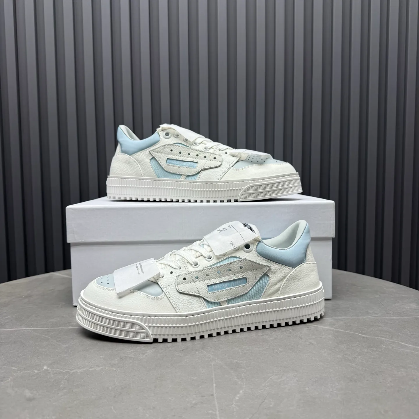 【OFF WHITE】P: 680💰Couple model👫, Size: Female 35-40. Male 39-44 (customized at 45.46) High-quality version👊 "Out of office" series original molding, original lasting, production process 1:1 original ➰OFF GRAY WHITE OW ➰ First layer of cowhide, imported skin-friendly and environmentally friendly polyester mesh, original molding, high elasticity and environmentally friendly molding pad Made with the original lasting process. The original molded rubber outsole (never yellows and deforms) has a super correct shape, bright color and strong three-dimensional effect👍. Packaging💯Full set of packaging synchronized with the official website (branded paper, certificate of quality, branded cloth bag)
